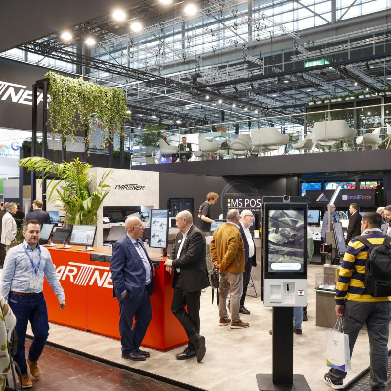 EuroCIS ist die Dimension für innovative, digitale Handelslösungen. Themen wie Seamless Store, Analytics, KI, Mobile Technologies und Connected Retail zeigten, wie Technologie Prozesse optimiert und neue Kundenerlebnisse ermöglicht. Hier wird die Zukunft des Handels programmiert.

EuroCIS is the dimension dedicated to innovative digital retail solutions. Topics such as Seamless Store, analytics, AI, mobile technologies and connected retail demonstrated how technology optimizes processes and enables new customer experiences. This is where the future of retail is programmed.

Die EuroShop 2026 – The World’s No. 1 Retail Trade Fair – fand vom 22. bis 26. Februar 2026 in Düsseldorf statt und feierte zugleich ihr 60-jähriges Jubiläum. Unter dem Motto Global Retail Festival wurde die Weltleitmesse fünf Tage lang zum internationalen Treffpunkt der Who is Who des Retails. Rund 1.800 Aussteller aus über 60 Nationen präsentierten auf mehr als 100.000 m² Ausstellungsfläche in 14 Messehallen innovative Konzepte, neueste Technologien und visionäre Lösungen für die Zukunft des Handels.