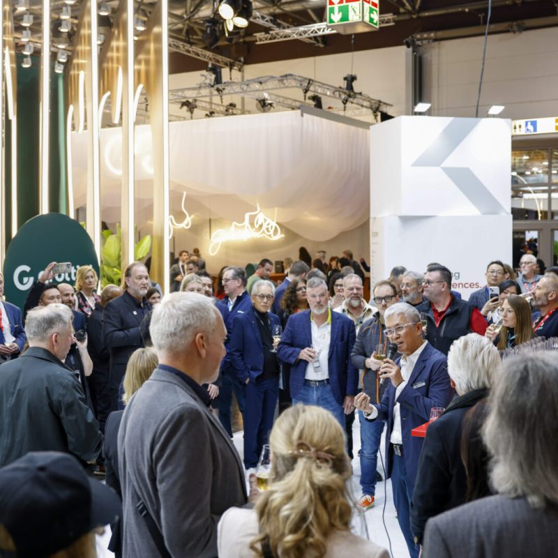 Die Dimension Shopfitting & Store Design vereinte kreative Gestaltung mit funktionaler Perfektion. Von Ladeneinrichtung, Visual Merchandising und Store-Konzepten bis zu Einkaufswagen und Bodenbelägen zeigte sie, wie Verkaufsräume zu emotionalen Markenwelten werden. Hier entsteht die Bühne für ein überzeugendes Einkaufserlebnis.

The Shopfitting & Store Design dimension combined creative design with functional perfection. From shopfitting, visual merchandising and store concepts to shopping carts and flooring, it demonstrated how retail spaces can be transformed into emotional brand worlds. This is where the stage for a compelling shopping experience is created.

Die EuroShop 2026 – The World’s No. 1 Retail Trade Fair – fand vom 22. bis 26. Februar 2026 in Düsseldorf statt und feierte zugleich ihr 60-jähriges Jubiläum. Unter dem Motto Global Retail Festival wurde die Weltleitmesse fünf Tage lang zum internationalen Treffpunkt der Who is Who des Retails. Rund 1.800 Aussteller aus über 60 Nationen präsentierten auf mehr als 100.000 m² Ausstellungsfläche in 14 Messehallen innovative Konzepte, neueste Technologien und visionäre Lösungen für die Zukunft des Handels.